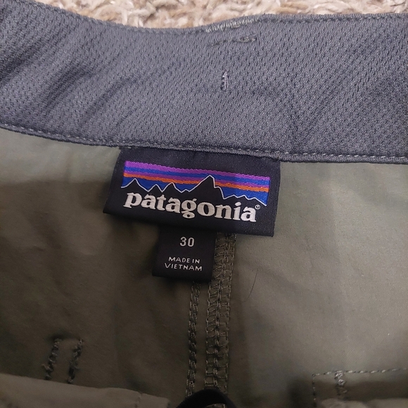 Patagonia Green Cargo Shorts with Modern Design - Picture 5 of 5